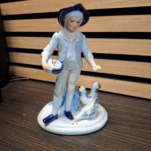 Beeldje van jongen met kippen kopen bij RataPlan webshop!