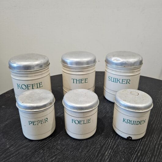 Set van 6 vintage emaille voorraadbussen kopen bij RataPlan webshop!