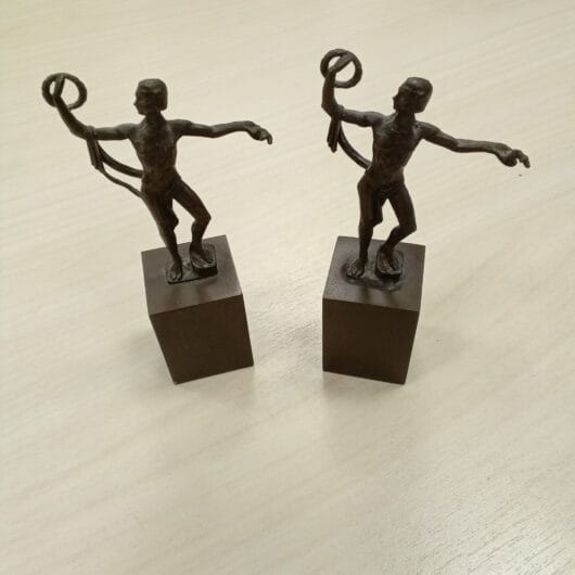 Twee bronzen beeldjes atletische mannelijke figuren kopen bij RataPlan webshop!