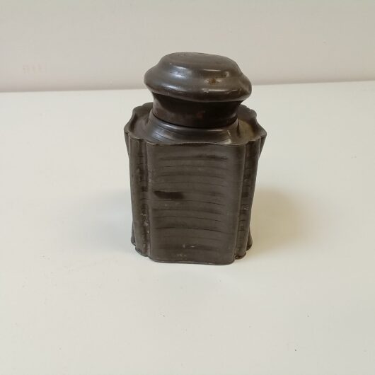 Antieke tinnen theebus