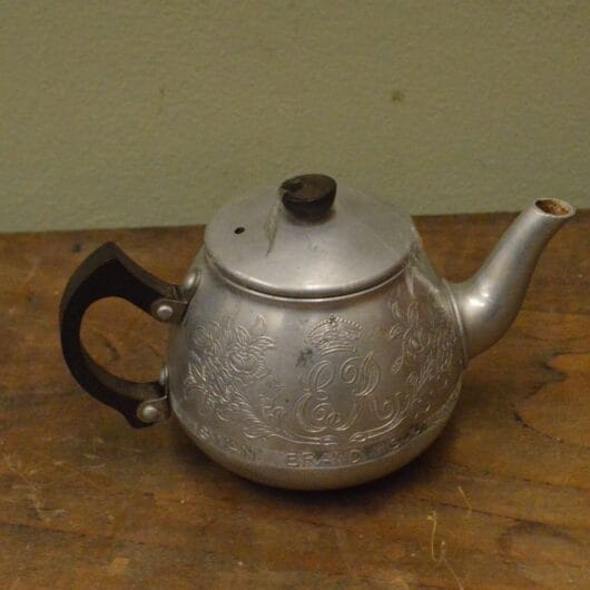 Vintage SVintage Swan Theepot met relief voor 2 kopjeswan Theepot met relief voor 2 kopjes kopen bij RataPlan webshop!