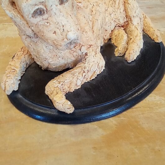 Sculptuur liggende hond kopen bij RataPlan webshop!