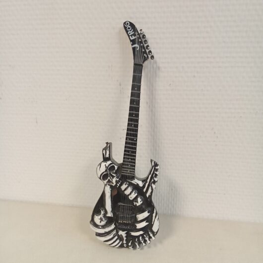 Mimiatuurreplica van skull and bones gitaar kopen bij RataPlan webshop!