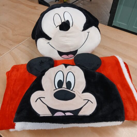 Mickey mouse cape en handwarmer kopen bij RataPlan webshop!